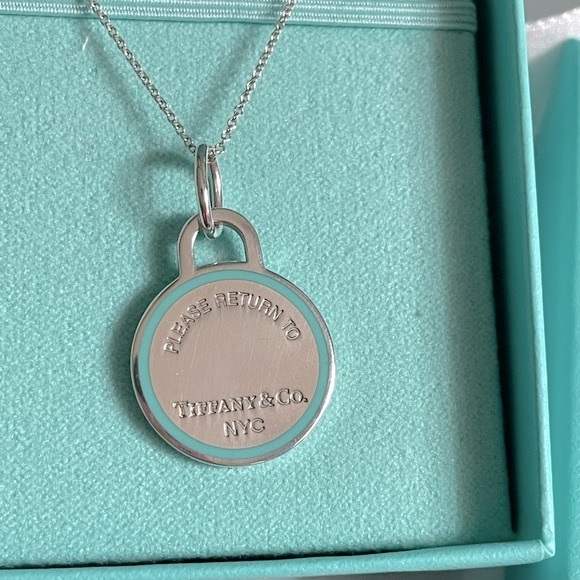 ❗️SOLD❗️Tiffany & Co. blue enamel round tag necklace - Picture 2 of 5